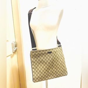 Authentic Gucci Messenger Bag Unisex. Used Great Condition like new.